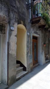 皮蒂利亚诺Relax nel tufo的一座古老的建筑,设有楼梯和门