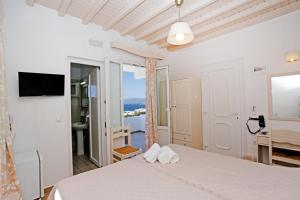 米克诺斯城毛弗拉一室公寓酒店的一间卧室配有一张床,享有海景