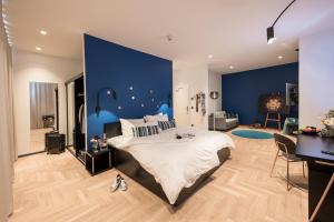 洪堡Schlossberg Hotel Homburg的一间卧室设有一张大床和蓝色的墙壁