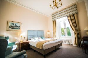 达尔文阿斯特利河畔酒店的卧室配有床、椅子和窗户。