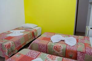 UnaPOUSADA DA ILHA的一间设有两张带弓的床铺的房间