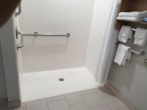 奥古斯塔温德姆·奥古斯塔/利威尔瓦奇之麦克罗特尔套房酒店的带淋浴和白色毛巾的浴室