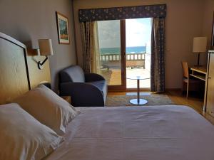阿兰扎达萨马酒店的酒店客房设有一张床,享有海景。