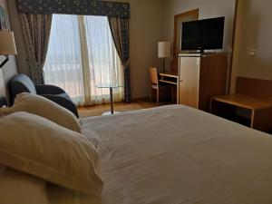 阿兰扎达萨马酒店的酒店客房设有一张大床和一台电视。