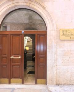 比通托Palazzo Antica Via Appia的木门的建筑物入口