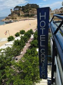 滨海托萨Hotel Corisco的海滩上酒店标志