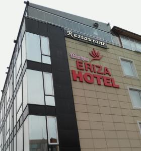 埃尔津詹Eriza Boutique Hotel的建筑的侧面有标志