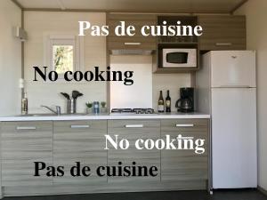博尼法乔Les Suites De Pertamina的厨房配有冰箱和水槽