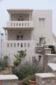 阿吉奥斯普罗科皮奥斯阿德里安娜别墅公寓的前面有栅栏的白色房子