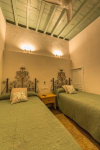 科尔多瓦Patio Márquez的配有绿床单的客房内的两张床