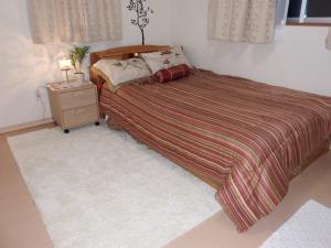 垂井町波萨达卡萨生态酒店的一间卧室配有一张大床和床头柜
