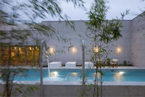 科特赖克吴伟酒店 的一座灯光明媚的房屋中央游泳池