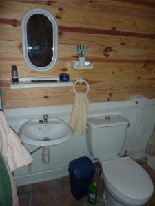 ManakaraChez Zizou Manakara的浴室配有白色卫生间和盥洗盆。
