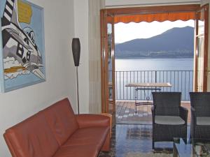 奥杰比奥Apartment Residenza del Pascià by Interhome的带沙发的客厅,享有水景