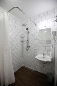SümegprágaVarga Vendégház的带淋浴和盥洗盆的浴室