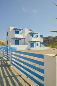 Agia Kiriaki BeachAperanto galazio的房屋前的蓝白色围栏