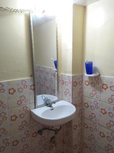 曼巴豪Villa Corrales Homestay的一间带水槽和镜子的浴室