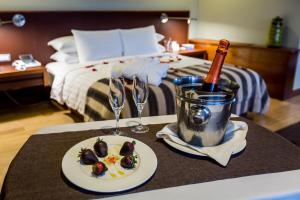 圣地亚哥NOI威塔促拉酒店的一张桌子,上面放着一盘食物和酒杯