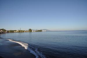 帕皮提皇家塔赫缇恩酒店的水体海岸的景色