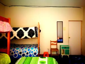 库斯科Tinki Hostel的一间卧室配有双层床和镜子
