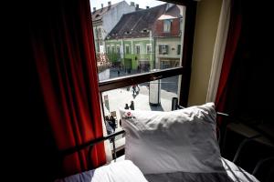 锡比乌B13旅舍的卧室窗户,享有城市街道的景色