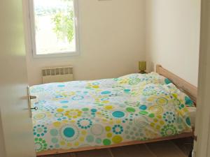 Saint-Pantaléon圣潘塔莱翁拉佩瑞尔度假屋的一间卧室配有一张带波卡圆床罩的床。