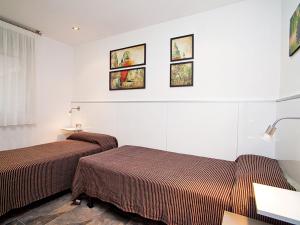 维拉福林Apartment DMS V by Interhome的白色墙壁客房的两张床