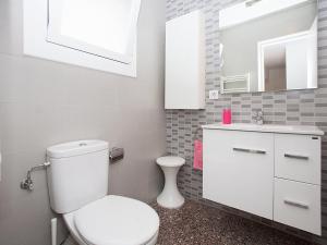 滨海圣波尔Apartment Sant Pol by Interhome的浴室配有白色卫生间和盥洗盆。