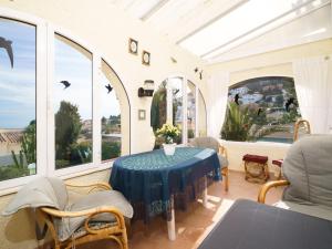 贝尼塔切利Holiday Home La Caissa by Interhome的客房设有桌椅和窗户。