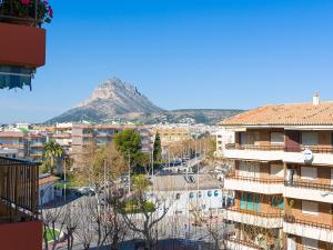 哈维亚Apartment Galicia Javea-1 by Interhome的享有以山为背景的城市美景