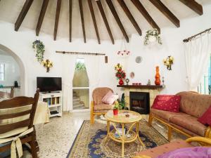 贝尼塔切利Holiday Home La Caissa by Interhome的客厅配有沙发和桌子