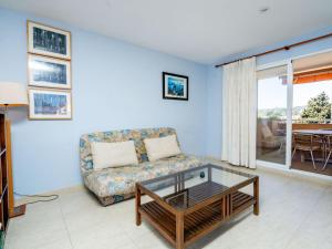 巴尔孔德马尔Apartment Menorca-3 by Interhome的带沙发和玻璃茶几的客厅