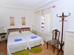 哈维亚Apartment Monada-1 by Interhome的白色卧室配有床和椅子