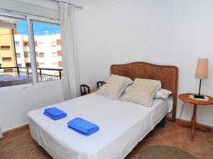 哈维亚Apartment Monada-1 by Interhome的一间卧室配有一张床,上面有两条毛巾