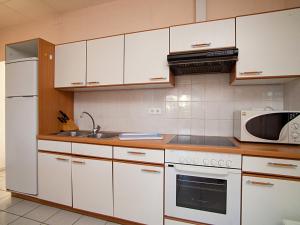Apartment Royal Delta-7 by Interhome的厨房或小厨房