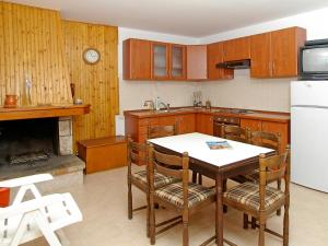 尼亚卢卡Apartment Šarenko-1 by Interhome的厨房配有桌椅和冰箱。