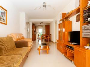 德尼亚Apartment Cascadas de la Marina-4 by Interhome的带沙发和电视的客厅