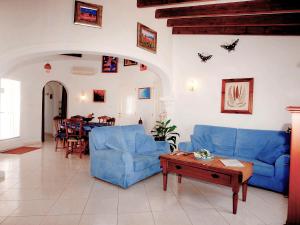 蒙特佩戈Villa Ma-Nita by Interhome的客厅配有蓝色的沙发和桌子