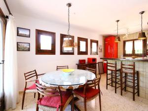 莫莱拉Holiday Home Krumel by Interhome的厨房以及带桌椅的用餐室。