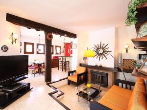 莫莱拉Holiday Home Krumel by Interhome的一间带电视和壁炉的客厅