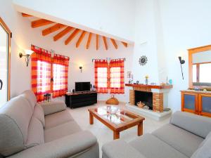 蒙特佩戈Holiday Home Monte y Mar by Interhome的客厅设有两张沙发和一个壁炉