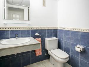 Casas DevesaApartment Keops by Interhome的一间带卫生间和水槽的浴室