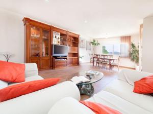 卡隆赫Holiday Home Mas Ambros by Interhome的客厅配有2张白色沙发和1台电视