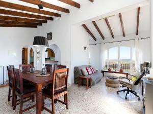 蒙特佩戈Villa Flores by Interhome的客厅配有木桌和椅子