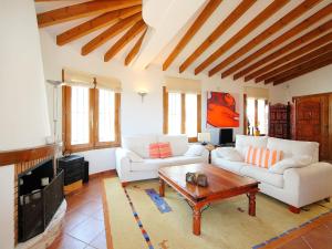 蒙特佩戈Holiday Home Del Azahar by Interhome的客厅配有两张沙发和一张咖啡桌