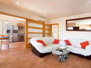卡隆赫Holiday Home Mas Ambros by Interhome的客厅配有2张白色沙发和1张桌子