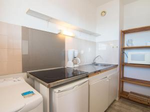 卡布勒通曼塔GP106公寓的一个带柜台和水槽的小厨房