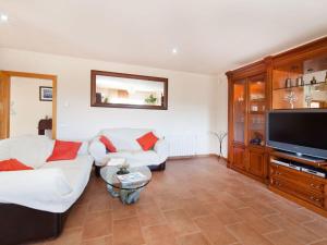 卡隆赫Holiday Home Mas Ambros by Interhome的客厅配有2张沙发和1台平面电视