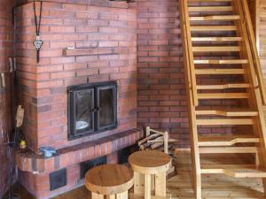NissiHoliday Home Kujalan lomat 2 by Interhome的前面有2把凳子的砖砌壁炉