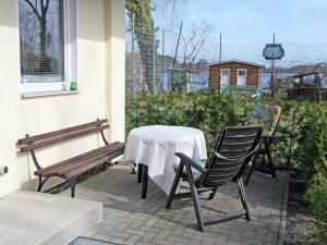 滨湖克拉科Holiday Home Goetheallee by Interhome的庭院配有桌子和两把椅子,设有窗户。